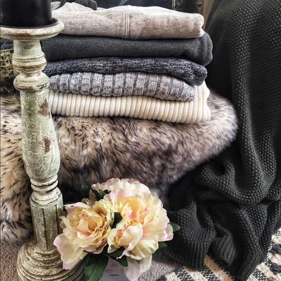 Neutral Mystery Box Of Tops - Picture 3 of 8